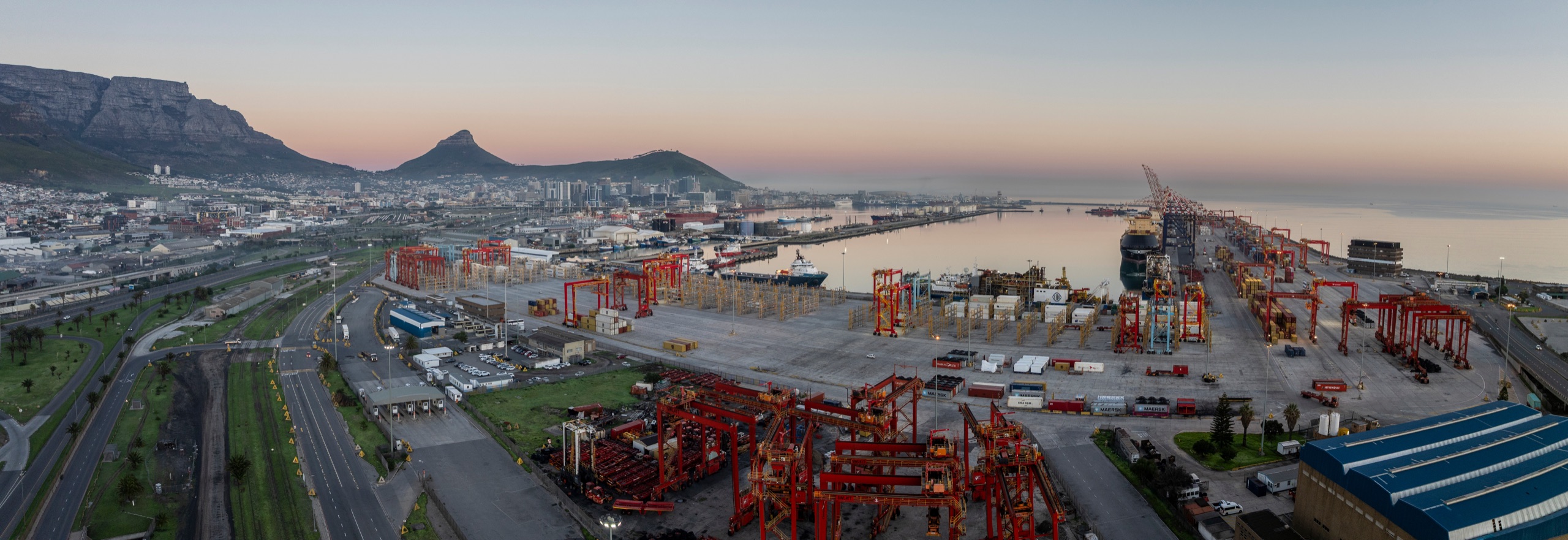Infrastructures du port du Cap sous la montagne de la Table au coucher du soleil