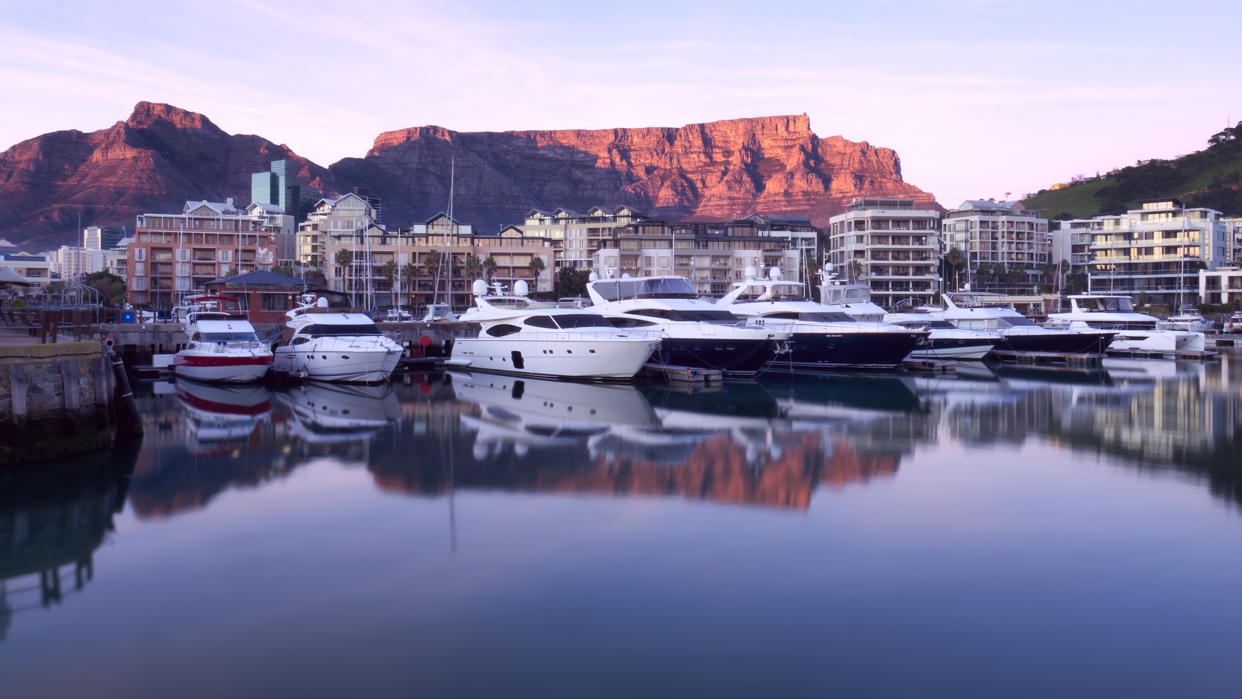Yachts au V&A Waterfront du Cap sous la montagne de la Table