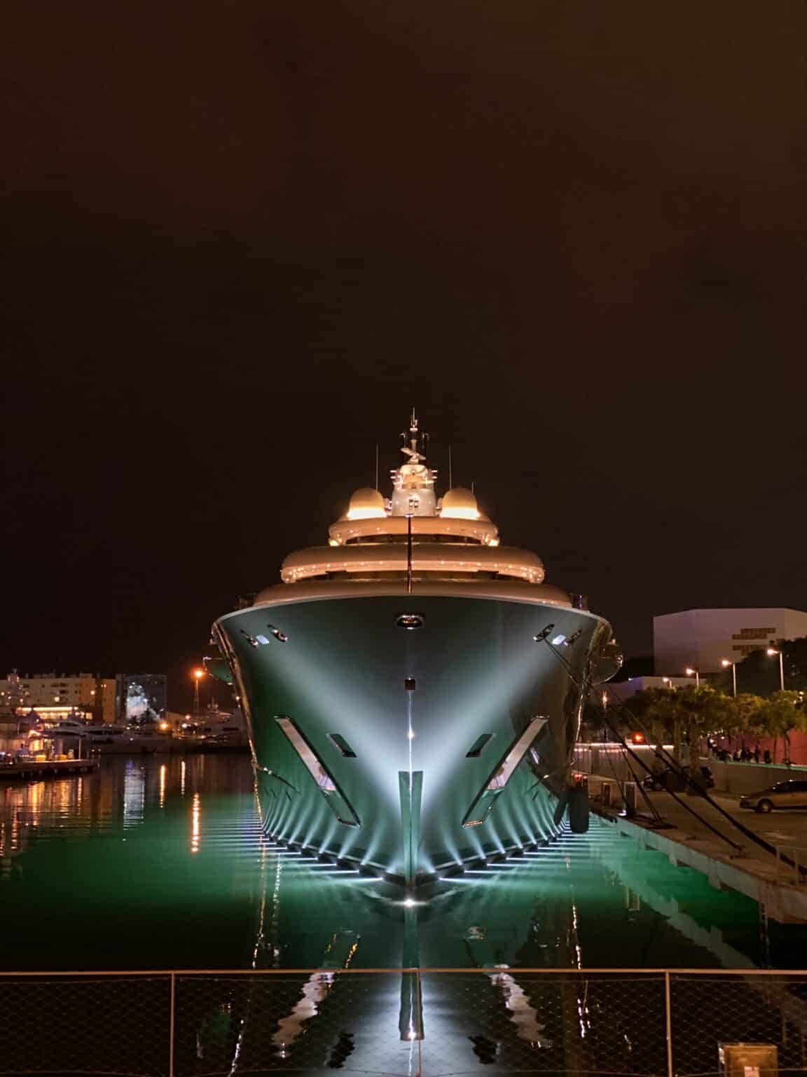 Superyacht illuminé dans une marina internationale