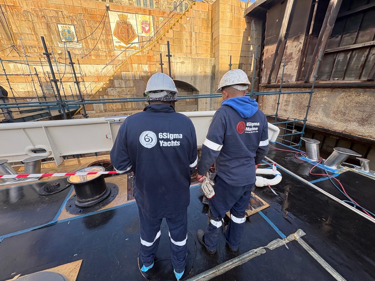 Spécialistes de 6Sigma Yachts et 6Sigma Marine réalisant des travaux de pont protégés en cale sèche